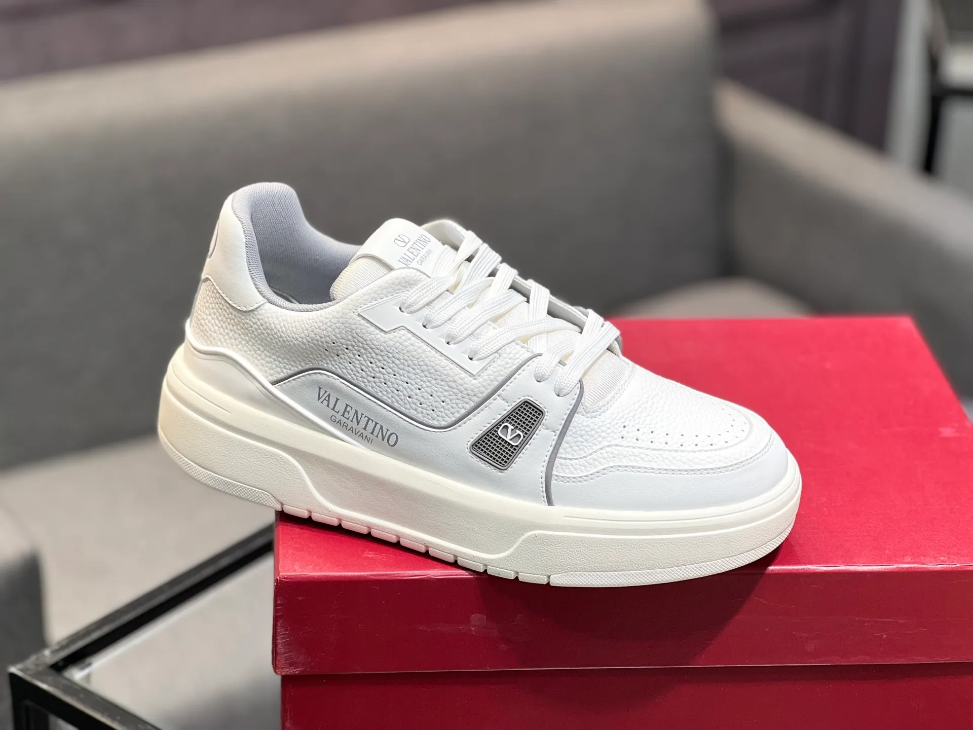Men's men's shoes 💰660 𝑽𝒂𝒍𝒆𝒏𝒕𝒊𝒏𝒐 Valentino 𝑶𝒏𝒆𝑺𝒕𝒖𝒅 Couple's sneaker series Valentino 2025 latest couple's sneakers, celebrity style, hot sale. The original ZP was purchased and dismantled. Repeated pattern making and modification. I strive to restore the original version 1:1! Top luxury masterpiece, soft and comfortable, combining fashion and leisure, bringing excellent elegant texture and excellent on-foot comfort. Top purchase version upper: imported calfskin surface/original oil edge craftsmanship. Inner: water-dyed cowhide lining. Outsole: original development 𝐓𝐏𝐔 two-color combination outsole. Packaging: original configuration complete package. Code number: 35-44 yards. 34.45 can be customized. Can be customized (self-labeled-no label) order.